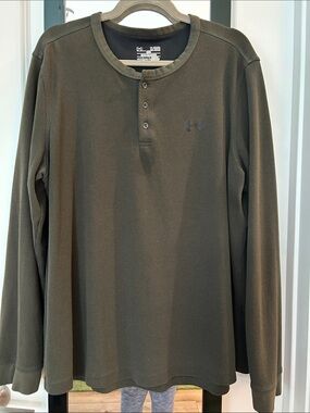 Under Armour long sleeved 3-button shirt. XL. Loose fit.